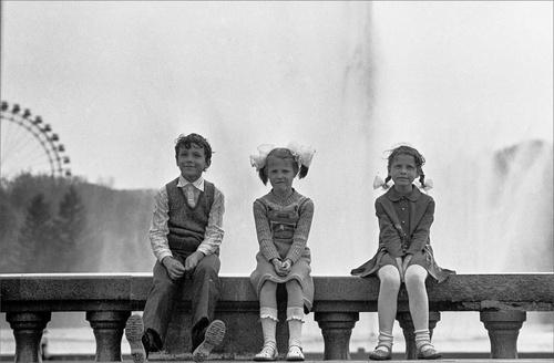 Дети на фоне фонтана в парке Горького, 3 июля 1983, г. Москва