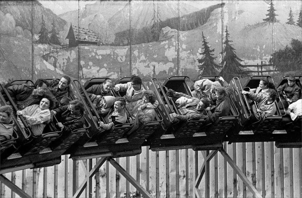 Аттракцион в парке Горького, 15 апреля 1984, г. Москва. Выставка «Игорь Стомахин. Парк культуры в восьмидесятые годы» с этой фотографией.
