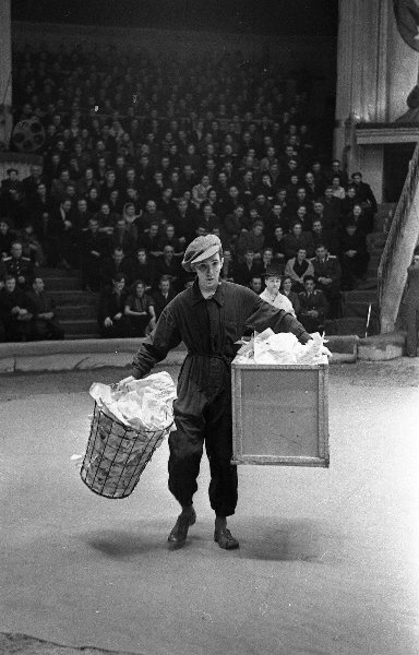 Клоун Дмитрий Рогозин, 1956 год, г. Москва. Московский цирк на Цветном бульваре. Клоунская группа «Шутки в сторону» под руководством Л. Кадывкина.