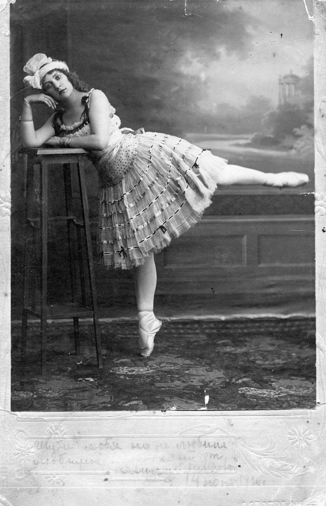 Неверова в балетном костюме, 1919 год. Выставка «Ballet Époque» с этой фотографией.