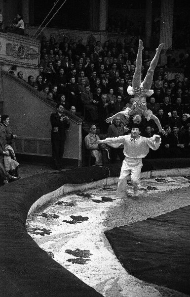 Дуэт акробатов, 1955 год, г. Москва. Московский цирк на Цветном бульваре.