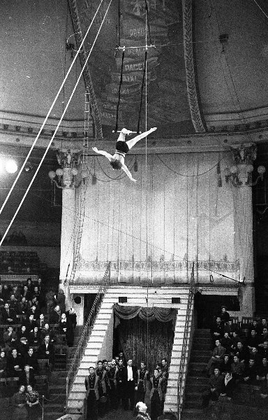 Помни цирк р34. Цирк на Цветном бульваре 1967 Борис мир. Цирк Юрия Никулина гимнасты. Воздушные гимнасты в цирке на Цветном в 1985. Воздушные гимнастки цирка Никулина на Цветном бульваре.