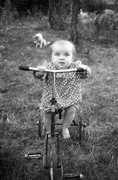 Вороновцы, 1950 год, Украинская ССР. Выставка «На "педальном коне"»&nbsp;и&nbsp;видео «Я буду долго гнать велосипед» с этой фотографией. 
