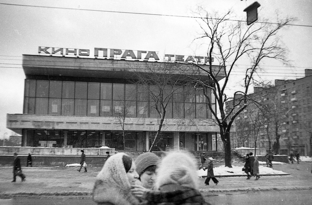Остановка 27-го трамвая. Кинотеатр «Прага», декабрь 1978, г. Москва. Фотография из архива Юрия Зака.Выставки&nbsp;«Без фильтров–2. Любительская фотография 70-х», «Для совместного просмотра» с этой фотографией.
