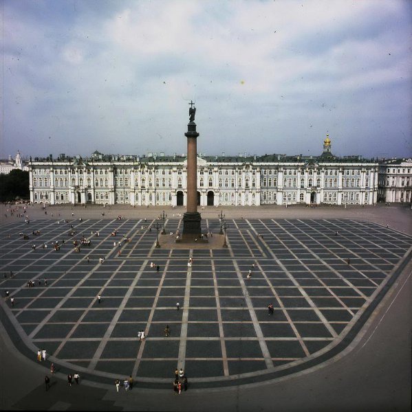 Вид на Дворцовую площадь с арки Главного штаба, 1985 год, г. Ленинград. Сейчас Санкт-Петербург.Выставка «Теперь здесь музей!» с этой фотографией.