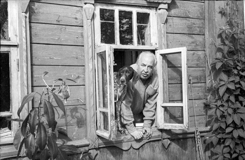 Первый ректор ВГИКа кинорежиссер Лев Кулешов на даче, 1958 год, Московская обл.. Выставка «Убежище от суеты» с этой фотографией.
