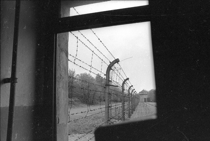 Концентрационный лагерь Бухенвальд, 1970-е, ГДР, г. Веймар. Выставка «Холокост» с этой фотографией.&nbsp;