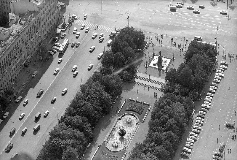 На площади у памятника А. С. Пушкину, 1980-е, г. Москва. Выставка «Сверху вид лучше» с этой фотографией.&nbsp;