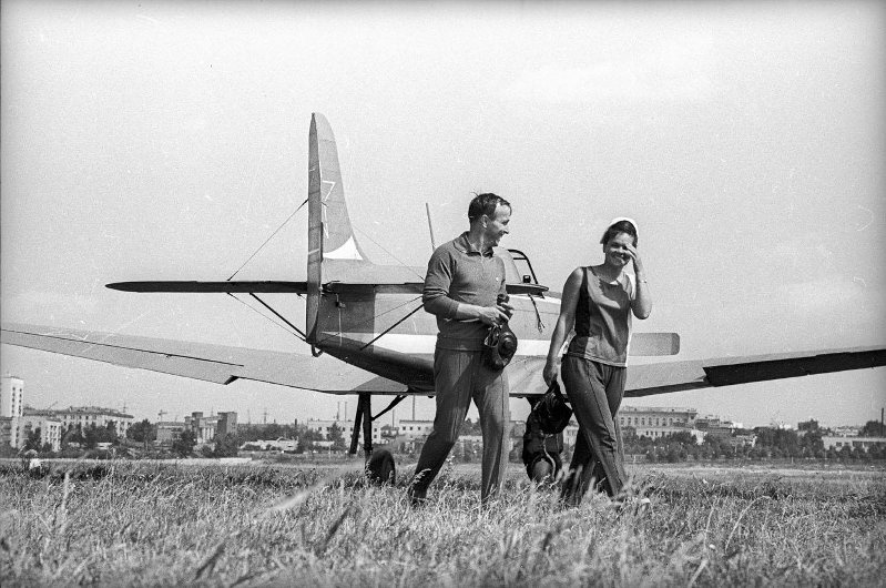 Тушинский аэродром, 1966 - 1969, г. Москва. Выставка «Небо. Самолет. Девушка» с этой фотографией.&nbsp;