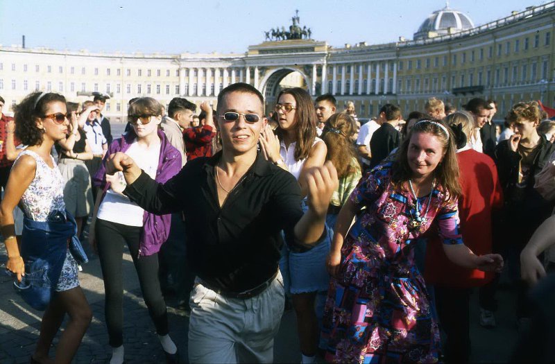 Молодежь на Дворцовой площади, 1995 год, г. Санкт-Петербург