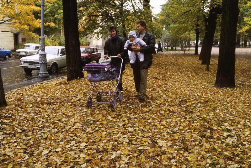 Молодые родители с ребенком, 1995 год, г. Санкт-Петербург. Выставка «Золотой октябрь» с этой фотографией.