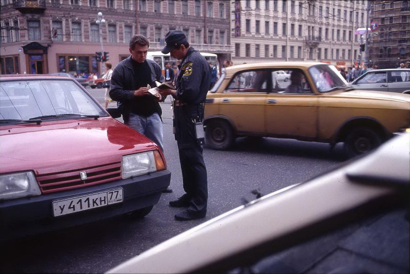 Сотрудник ГАИ проверяет документы, 1995 год, г. Санкт-Петербург. Выставка «Предъявите документы» с этой фотографией.&nbsp;
