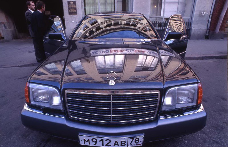 Автомобиль «Мерседес» на Невском проспекте, 1995 год, г. Санкт-Петербург. Выставки «Роскошь и средство передвижения» и «Вот это тачка!» с этой фотографией. 