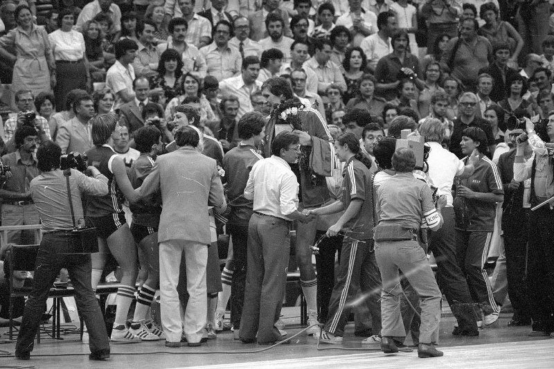 Радость победы у волейболисток, 1980-е, г. Москва. Выставка «Мы – чемпионы!» с этой фотографией.