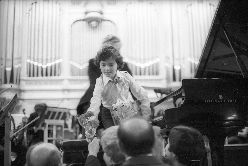 Юный пианист Евгений Кисин во время выступления в Большом зале Московской консерватории, 1984 год, г. Москва. Выставка «Московская консерватория. Большой зал» с этим снимком.