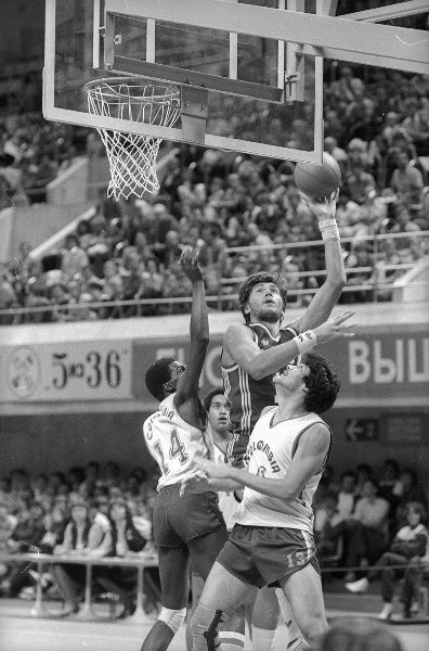 Международные соревнования «Дружба-84». Баскетбол, 1984 год, г. Москва. Выставка «Стук мяча и скрип кроссовок» с этой фотографией.