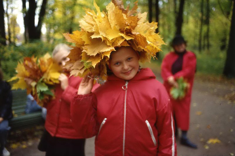 Девочка в венке из кленовых листьев, 1995 год, г. Санкт-Петербург. Выставка «Золотой октябрь» с этой фотографией.