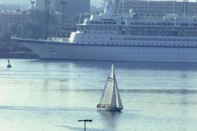 Парусник на фоне морского судна, 1985 год, г. Ленинград