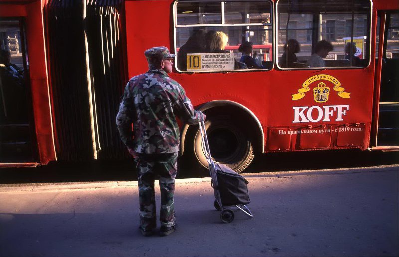 На остановке, 1995 год, г. Санкт-Петербург. Выставка «Остановки» с этой фотографией.