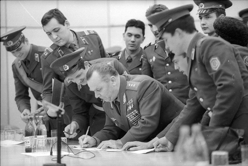 Трижды Герой Советского Союза, маршал авиации Иван Никитович Кожедуб в редакции газеты «Известия» с молодыми военными, 1980-е, г. Москва