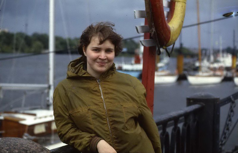 Девушка на набережной, 1985 год, г. Ленинград. Сейчас Санкт-Петербург.Выставка «Для спасения утопающих» с этой фотографией.