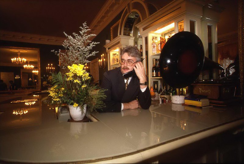 В казино-клубе «Премьер», 1995 год, г. Санкт-Петербург. Выставка «"Вертушки" и пластинки XX века» с этой фотографией.&nbsp;