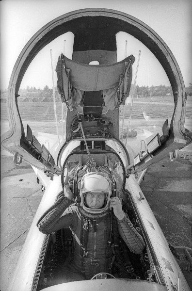 Военный летчик майор Алферов, 1980-е. Выставка «К взлету готов!» с этой фотографией.