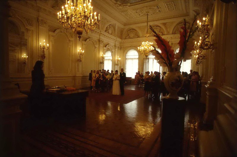 Во Дворце бракосочетаний, 1985 год, г. Ленинград. Выставка «ЗАГС: торжество любви по-советски» с этой фотографией.&nbsp;