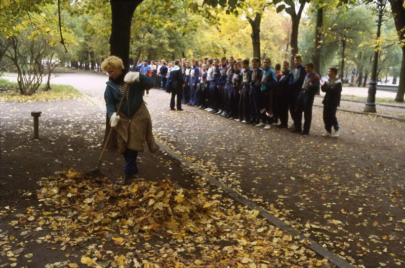 В парке, 1995 год, г. Санкт-Петербург. Выставка «10 фотографий: дворники» с этим снимком.