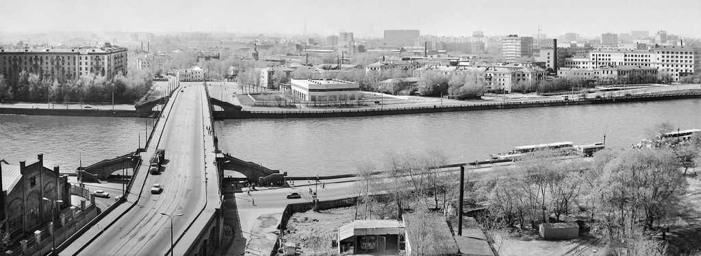 Москва-река и Новоспасский мост, 2 мая 1981 - 2 октября 1982, г. Москва. Фотография из архива Олега Линева.Выставка «Мосты Москвы» с этой фотографией.&nbsp;