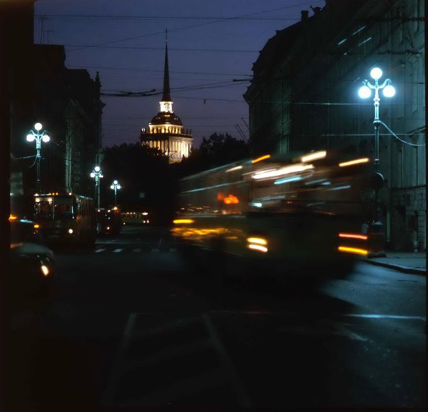 Невский проспект ночью, 1985 год, г. Ленинград. Выставка «Настроение – Петербург» с этой фотографией.
