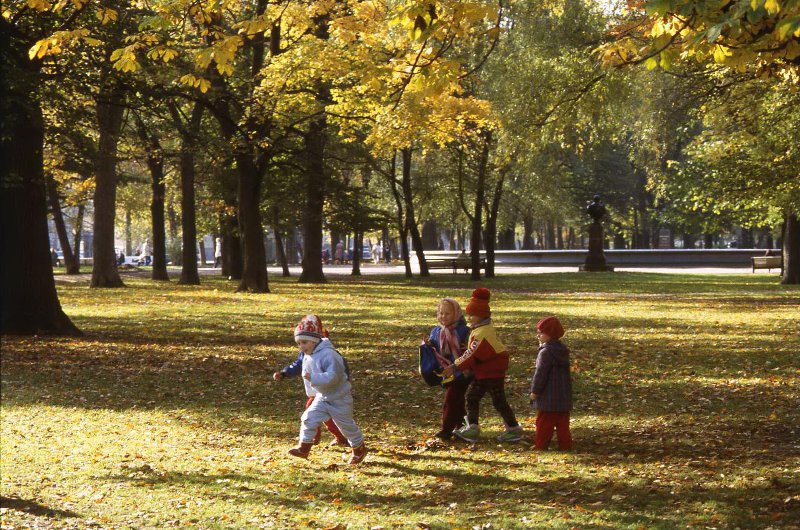 Дети в Адмиралтейском саду, 1993 - 1996, г. Санкт-Петербург. Выставка «Золотой октябрь» с этой фотографией.