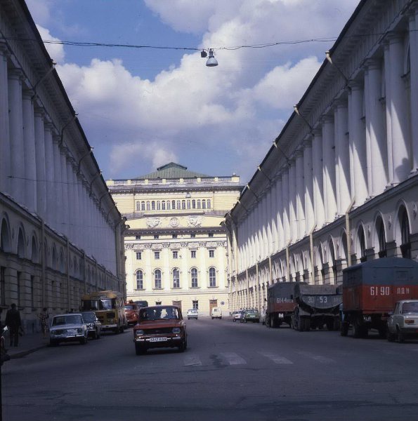 Улица Зодчего Росси, 1985 год, г. Ленинград. Здание Александринского театра было построено в 1832 году по проекту Карла Росси. Сейчас Санкт-Петербург.