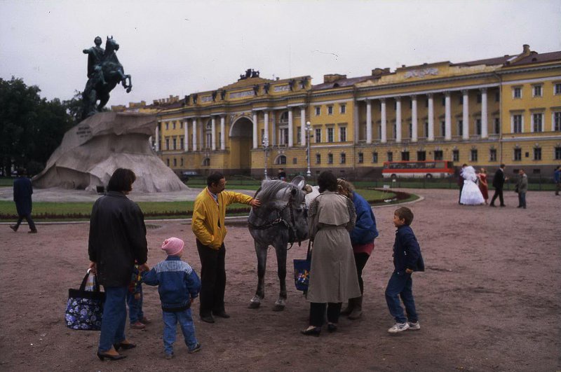На площади Декабристов, 1995 год, г. Санкт-Петербург. Выставка «Медный всадник» с этой фотографией.