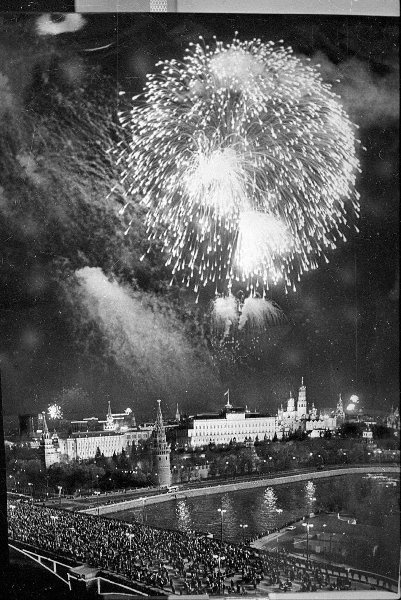 Салют над Москвой, 1970-е, г. Москва. Выставка «Москва праздничная» с этой фотографией.
