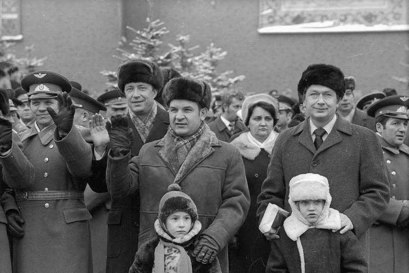 На Красной площади, 1980-е, г. Москва. Выставка «Дети 1980-х» с этой фотографией.