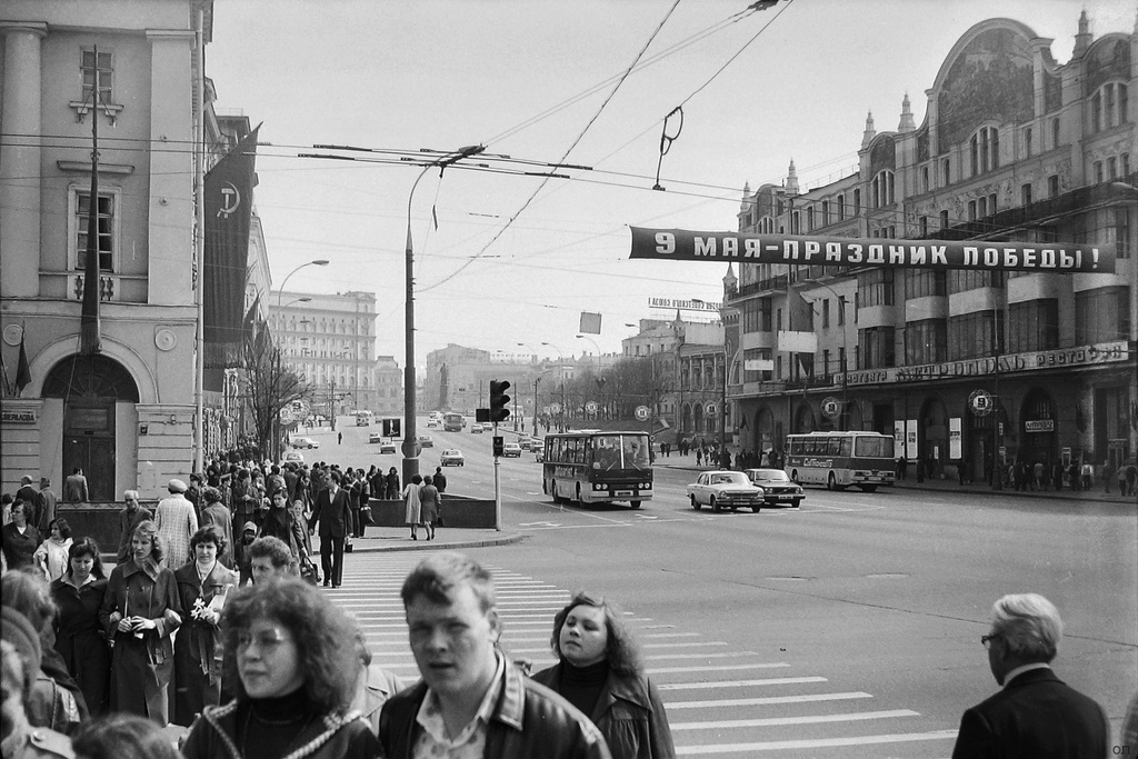 Театральный проезд, 9 мая 1980, г. Москва. Фотография из архива Олега Линева.Выставка «Московский автобус» с этой фотографией.