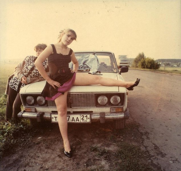 Алатырь, 1995 год, Республика Чувашия, г. Алатырь. Выставка «...только вряд найдете вы в России целой три пары стройных женских ног» с этой фотографией.