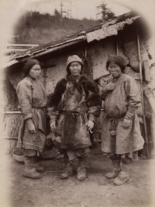 Гольды, 1907 - 1913, Приамурье. Из серии «Путешествие по Амуру».&nbsp;Авторский текст Владимира Константиновича Солдатова:  «3 молодых гольда – джентльмены. Все носят косы – и мужчины, и женщины. Также и у Гиляк. Кстати, косы у китайцев настоящие, а не привязные».