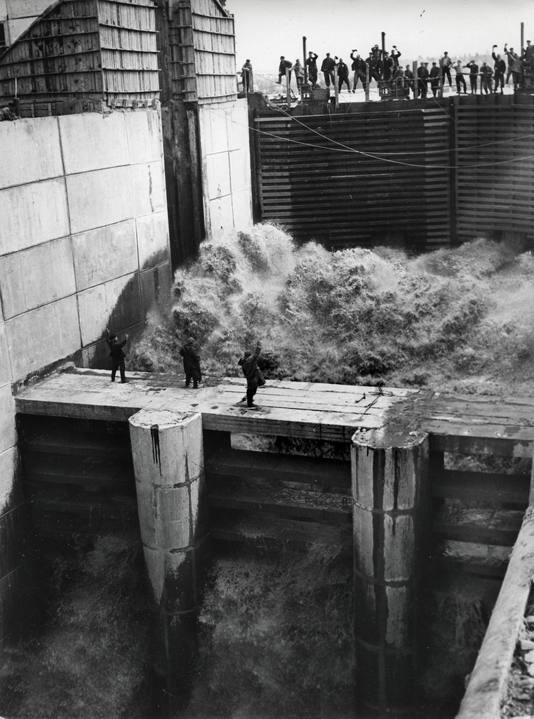Дамба – земляная плотина, 1950-е. Выставка «Ни дня без стройки!» с этой фотографией.