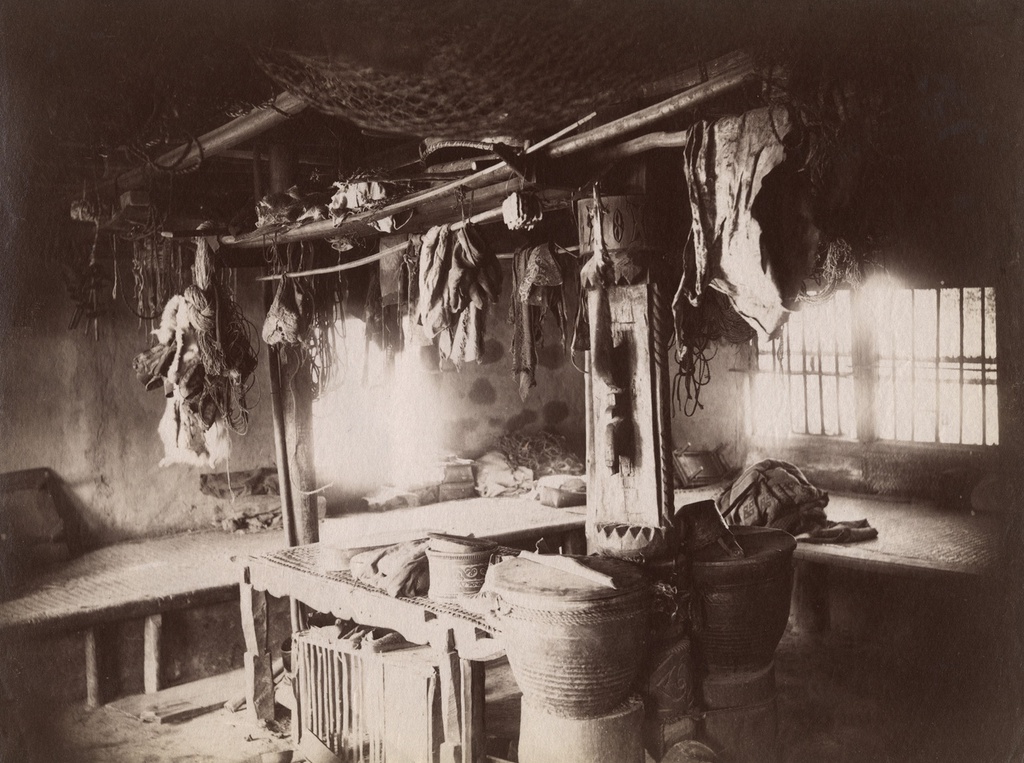 Юрта, 1907 - 1913, Приамурье. Из серии «Путешествие по Амуру».Авторский текст Владимира Константиновича Солдатова: «Внутренность гольдской юрты (дома). Окна довольно большие и всегда заклеиваются бумагой. У гольдов очень чисто в юртах – не так, как у Гиляк».