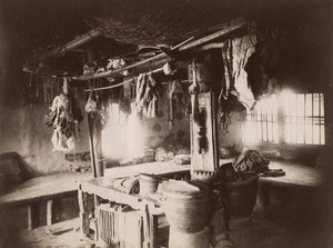Юрта, 1907 - 1913, Приамурье. Из серии «Путешествие по Амуру».Авторский текст Владимира Константиновича Солдатова: «Внутренность гольдской юрты (дома). Окна довольно большие и всегда заклеиваются бумагой. У гольдов очень чисто в юртах – не так, как у Гиляк».