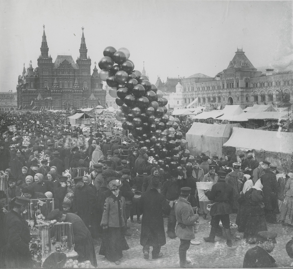 Вербная суббота на Красной площади, март - апрель 1896, г. Москва. Выставка: «Покупай, торопись, налетай, не скупись!» с этой фотографией.&nbsp;