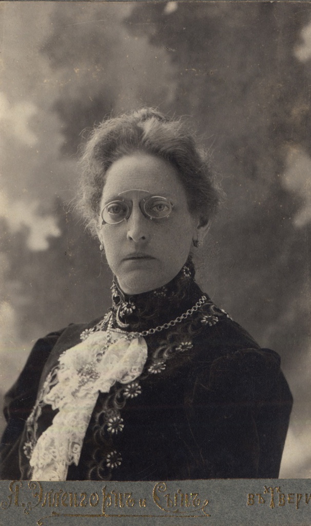 Женский портрет, 1910-е, Тверская губ.. Выставка «Пенсне – символ интеллигентности» с этой фотографией.