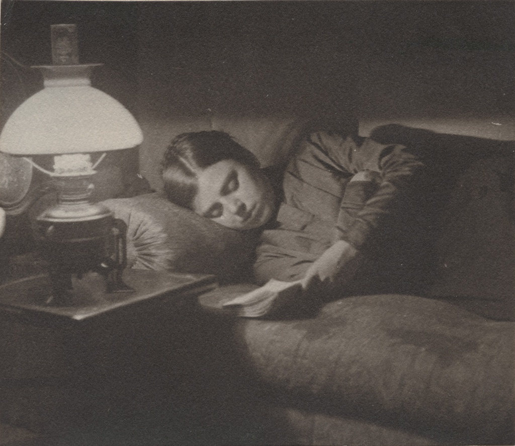 «Интересная книга», 1920-е, г. Киев. Выставка «В комнатах» с этой фотографией.