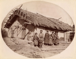 Гольды, 1907 - 1913, Приамурье. Из серии «Путешествие по Амуру». Авторский текст Владимира Константиновича Солдатова: «Гольды перед юртой.  Налево пара – мужик и мамка с детьми, направо – мамка и ребятишки».