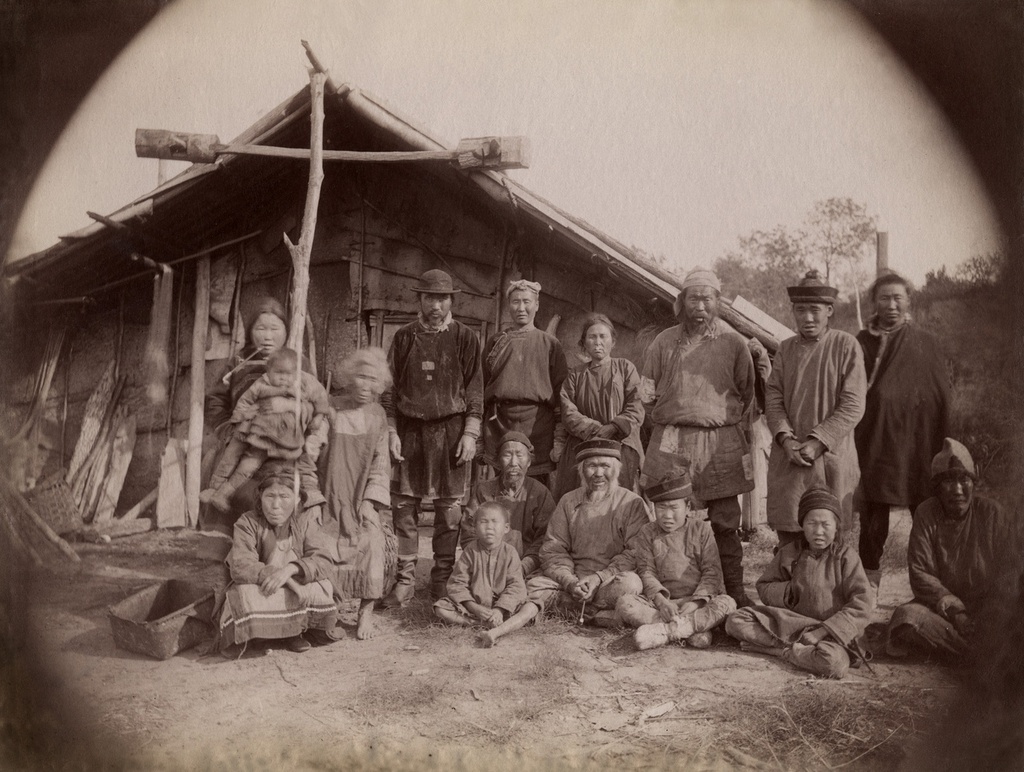 Гольды, 1907 - 1913, Приамурье. Из серии «Путешествие по Амуру».Авторский текст Владимира Константиновича Солдатова: «Гольды перед юртой».