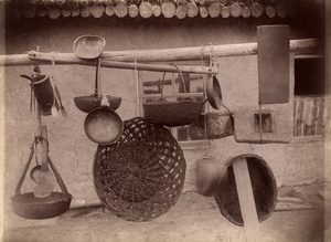 Домашняя утварь, 1907 - 1913, Приамурье. Из серии «Путешествие по Амуру».Авторский текст Владимира Константиновича Солдатова:  «Домашняя утварь гольдов».Выставка «10 фотографий: натюрморты XX века» с этим снимком.&nbsp;