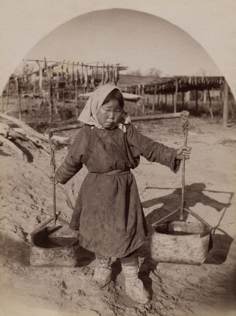Девочка с ведрами, 1907 - 1913, Приамурье. Из серии «Путешествие по Амуру».Авторский текст Владимира Константиновича Солдатова:  «Девчонка несет воду в ведрах из бересты».
