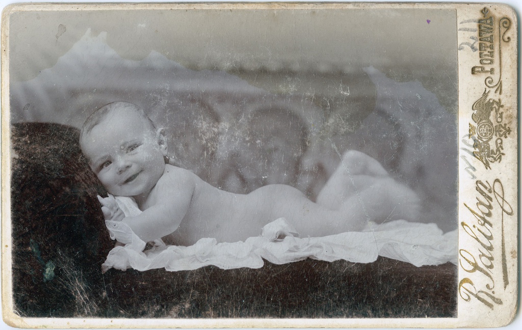 Портрет младенца, 1900-е, г. Полтава. Надпись на обороте: «Яшенька Заславский».Выставка «Помощники чуду» с этой фотографией.